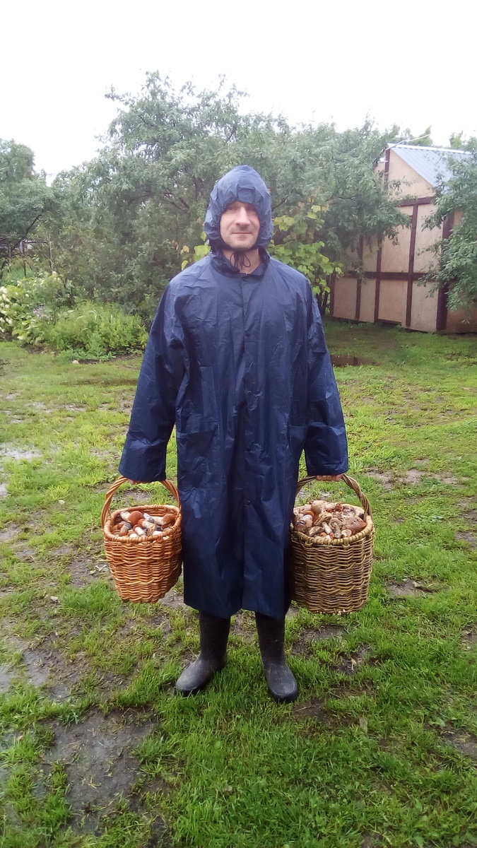 Сапоги, плащ-дождевик. Экипировка для дождливой погоды