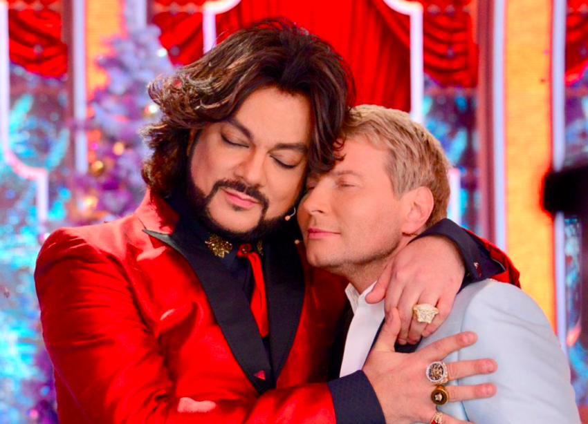 Источник фото: https://sensum.pro/showbiz/32627-konchajushhie-banany-kak-kirkorov-i-baskov-budut-pozdravjat-rossijan-na-golubom-ogonke/