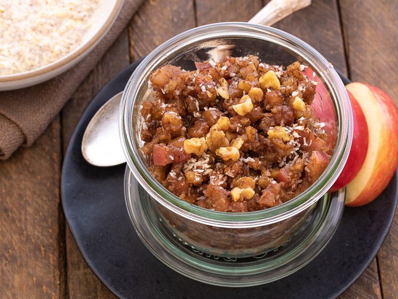 Пряный яблочный компот в емкости