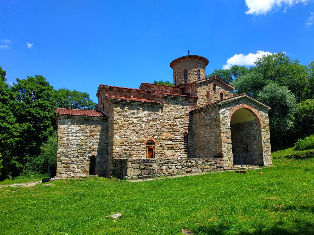 храм спаса нерукотворного нижний архыз. храм в архызе. поселок нижний архыз. нижний архыз северный храм. аланское городище архыз.