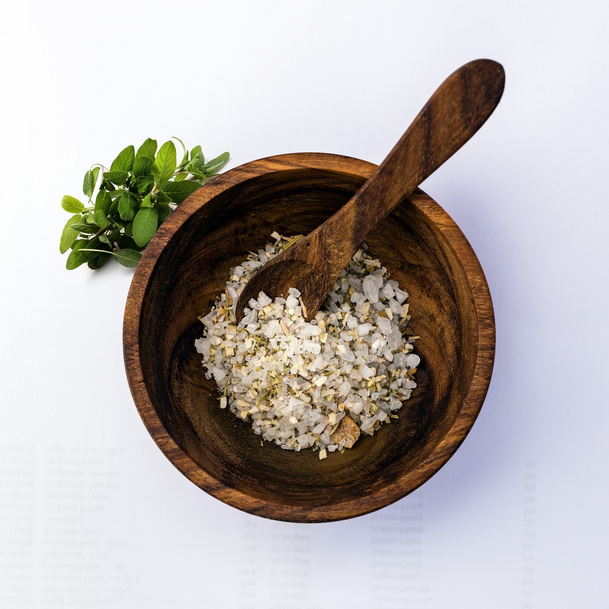 Еще в ранние времена, почти за тысячу лет до нашей эры, соль выпаривали из морской воды. И еще через 500 лет в Китае это дело поставили на поток, так как того требовала промышленность. Это позволило решить вопрос с консервацией продуктов. Соль вообще приравнивалась к деньгам. Да, было и такое. 