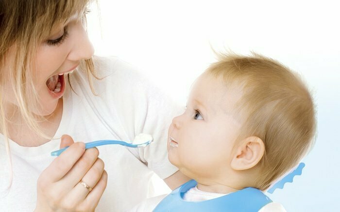 Прикорм – это продукты питания, которые вводятся в дополнение к грудному молоку (молочной смеси, в случае искусственного вскармливания)