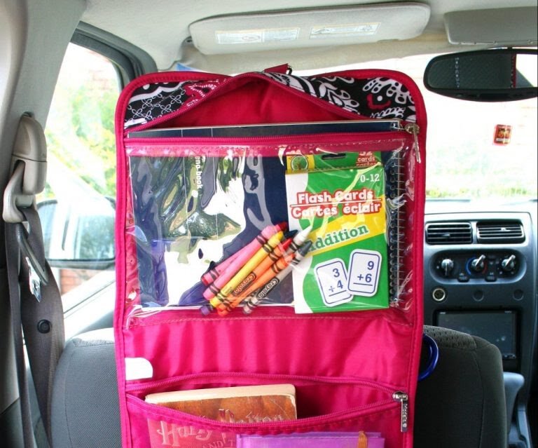 Если у вас есть ребёнок, ваша машина, скорее, похожа на детскую комнату. Но выход есть: используйте органайзер для компактного расположения книжек, предметов для творчества и гигиены, игрушек. Так вы не только сделаете автомобиль чистым, но и приучите ребёнка к порядку.