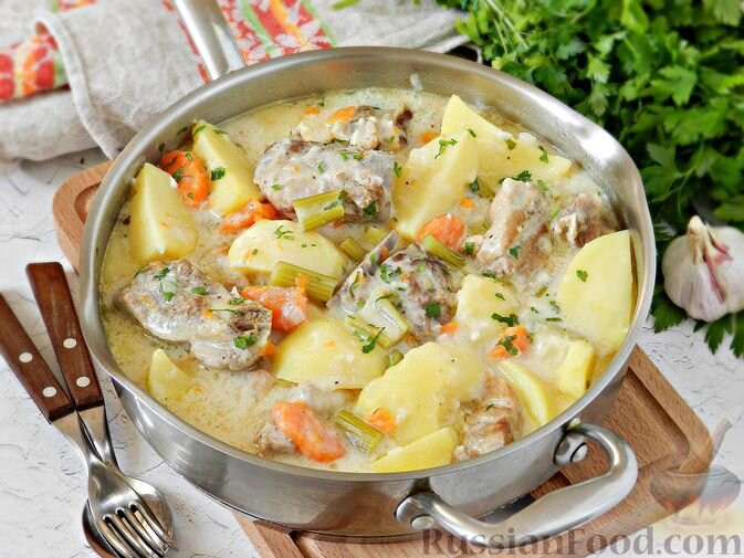 рёбрышки свиные, картофель, морковь, лук репчатый, сельдерей черешковый, чеснок, зелень петрушки, сливки, соль, перец чёрный молотый, масло растительное