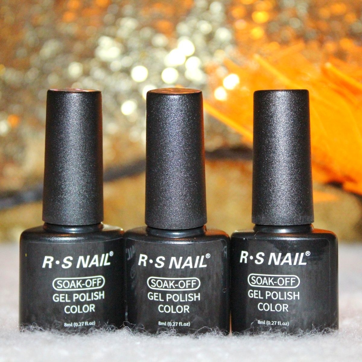 Бюджетные гель-лаки! 40 оттенков!
Купила гель-лаки в магазине RS NAIL💅 Взяла сразу 3 штуки. Каждый гель-лак ведет себя по-разному, потому кому интересно, добро пожаловать в обзор👇
Каждый гель лак имеет объем 8 мл. Наполнены флакончики под горлышко.
Взяла оттенки-039, 023, 010. Каждый оттенок пронумерован.
Гель-лак под номером 039 очень густой, прям очень. Но наносится и распределяется хорошо. Как отдельная единица смотрится не очень, слишком прозрачный (но это конечно на любителя), рекомендую использовать под цветной гель-лак.
В этом гель-лаке имеются различные вкрапления, разной формы и размера. Красиво переливаются на ногтях разными цветами. На фото ниже показала его на безымянном пальце.
Далее красный, под номером 010. В меру жиденький, но ложится и распределяется хорошо, не течет, не полосит. Наношу в 2 слоя для полного перекрытия и насыщенности цвета.
И последний оттенок в бирюзовом цвете под номером 023. Густой (если сравнивать с красным) наносится похуже, первый слой полностью не перекрывает пластину и полосит. Второй слой полностью перекрывает все огрехи.
В целом гель-лаки неплохие за свои деньги, но почему-то все разной консистенции. Запах стандартный. Сохнут быстро, в течение 30 секунд. Доставка около месяца, как раз попала под пик распродажи). Трек отслеживался. Упакованы были в индивидуальные пакетики и мягкую подложку. В дороге не пострадали. Выбор по ссылке ниже👇 просто огромный, аж 40 различных цветов. 
В нОске ведут себя хорошо, бирюзовый кстати продержался дольше, чем красный) Прошло 10 дней, сколов пока нет. Но как пояснила мне мастер, гель-лаки особой роли не играют в продолжительности нОски, можно брать хоть самые бюджетные варианты,  а играют роль по большей части база и топ. Всем удачных покупок! Ссылка на гель-лаки 👇
https://s.click.aliexpress.com/e/_N0e9H?product_id=4000314120958
