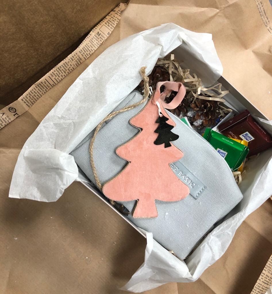 Такой самособранный бокс я получила на новый год, и было очень приятно! Внутри - одноразовые маски и крема для рук и тела