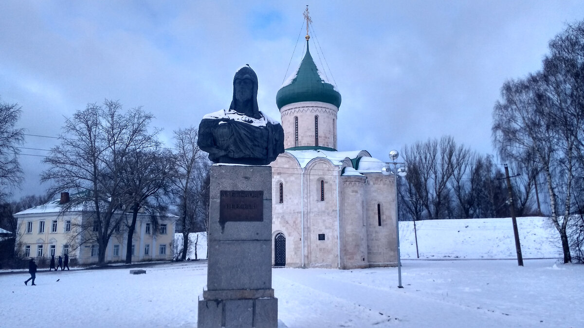 Родина А. Невского. Памятник полководцу, а на заднем плане Свято преображенский собор. 1157 года постройки.