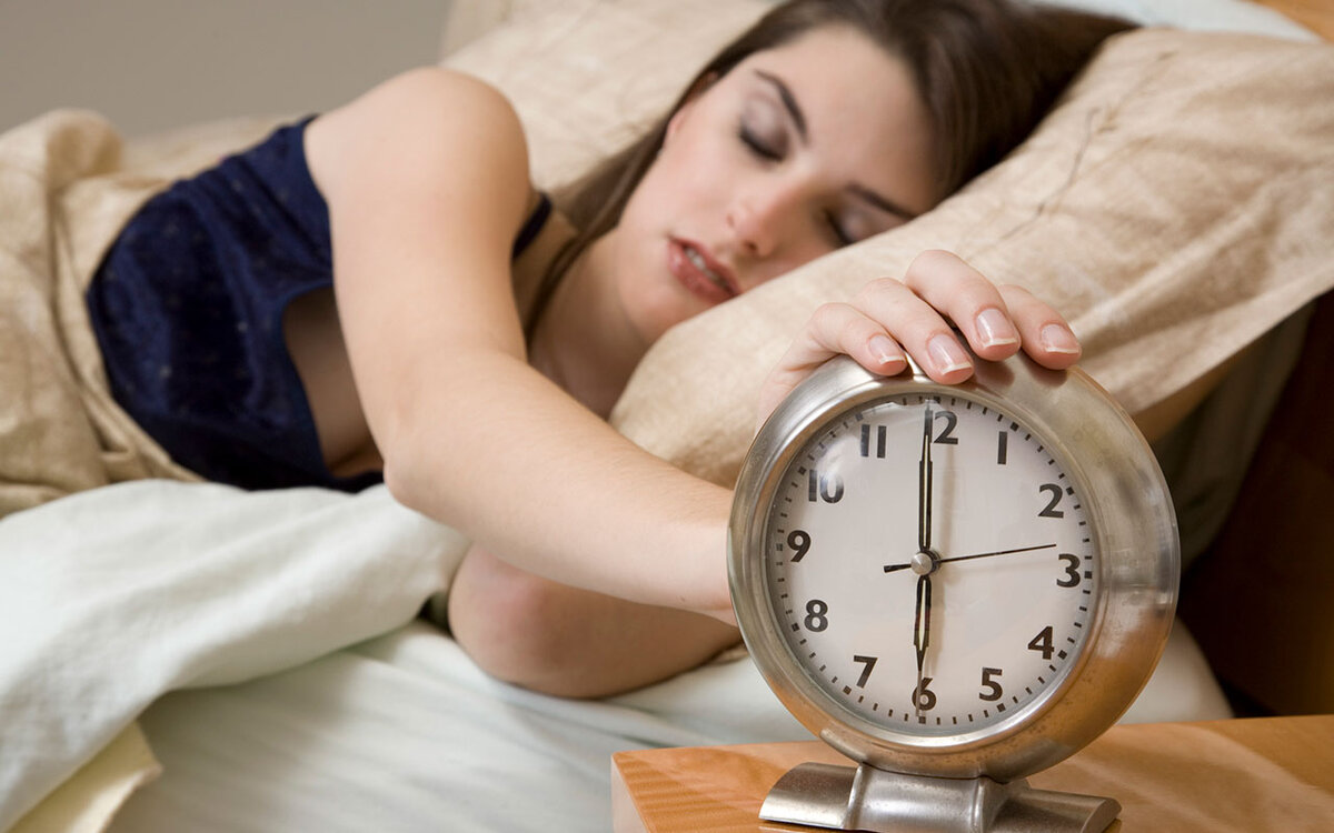 будильник под подушку. человек ложится спать. картинки связанные со сном. утром надо спать. о пробуждение человека зарядка.