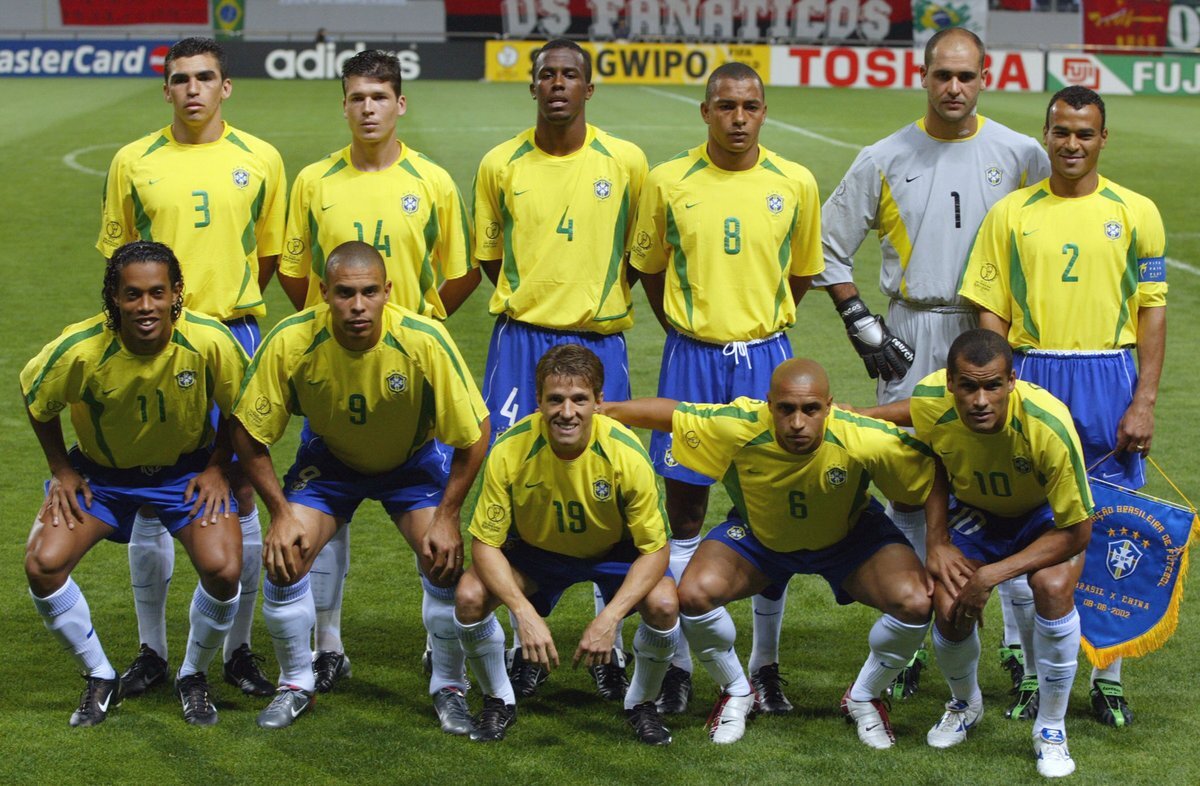 Сколько раз становилась чемпионом сборная бразилии. Роберто Карлос ЧМ 2002. Роберто Карлос Бразилия 2002. Роберто Карлос сборная Бразилии. Роберто Карлос Роналдиньо Роналдо 2002.