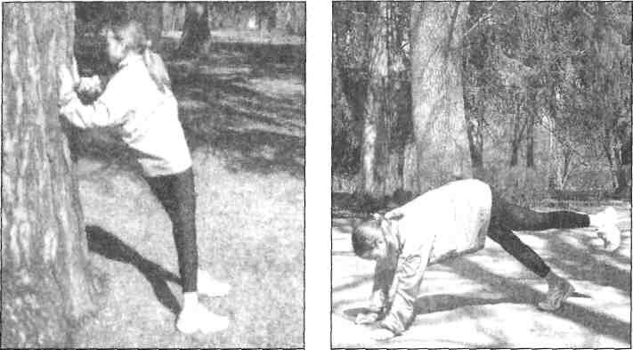 Одно из рекомендуемых упражнений Вспомнить «предков» и походить с поворотом на 180 °. Сначала в одну, на четвереньках потом в другую сторону.