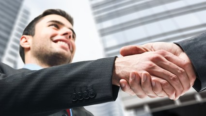 
Биржа COSS перешла к новому владельцу


Биржа криптовалют COSS, неожиданно закрывшаяся на месяц, переходит к новому владельцу. Об этом она сообщила у себя в блоге.
«COSS работала с партнером на протяжении нескольких последних месяцев, чтобы сфокусироваться на улучшении опыта торгового взаимодействия. Мы смогли сформировать единую точку зрения и рады сообщить, что биржа будет приобретена партнером. То, что начиналось как раунд привлечения средств для COSS, завершилось ее полным приобретением. Новая команда теперь является владельцем полной доли в компании», – сказано в сообщении.

COSS заверила пользователей в том, что они могут рассчитывать на ликвидность, стабильность и удобство работы с биржей, каких раньше не испытывали.

«Новая и старая команды уже работают вместе, чтобы обеспечить максимально гладкий переход», – добавляет она.


На платформе по-прежнему остаются заблокированными около $2 млн в активах пользователей.

Никаких подробностей того, кто и за какую сумму купил биржу, COSS не приводит. Также она не раскрывает адреса своих кошельков, перемещение активов на которые ранее называлось одним из условий возобновления работы, и обещает представить «детальные сроки и дополнительные сведения в течение пары дней».

Стоит отметить, что биржа COSS в начале января неожиданно закрылась на месяц.

При этом биржу начали подозревать в экзит-скаме.

Тем временем OmiseGO закрыла свою биржу.