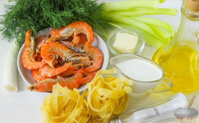 Подготовьте необходимые ингредиенты для пасты с морепродуктами. Креветки приобретите свежезамороженные, крупные, с яркими панцирями и минимальным количеством льда на них. Не приобретайте "выбеленные" морепродукты в ледяной оболочке - это значит, что они неоднократно подвергались разморозке и заморозке. Разморозьте их в теплой воде или при комнатной температуре. Пасту можете использовать любую.