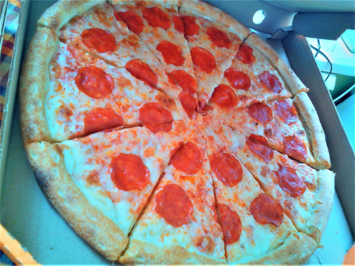 Пепперони. Видимо из-за обилия колбаски Пепперони, нарезанной тоненькими дольками)