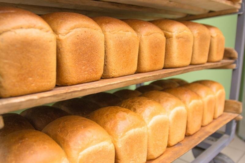 Формовой хлеб, на поверхности которого видны характерные следы формы для выпекания.