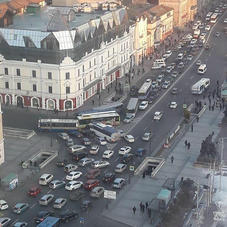 Автобусы парализовали движение в центре Владивостока. Фото yandex.fr.