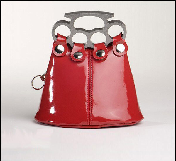 Резонансный конфликт случился из-за мелочи - девочка пролезла без очереди и получила замечание от учителя.