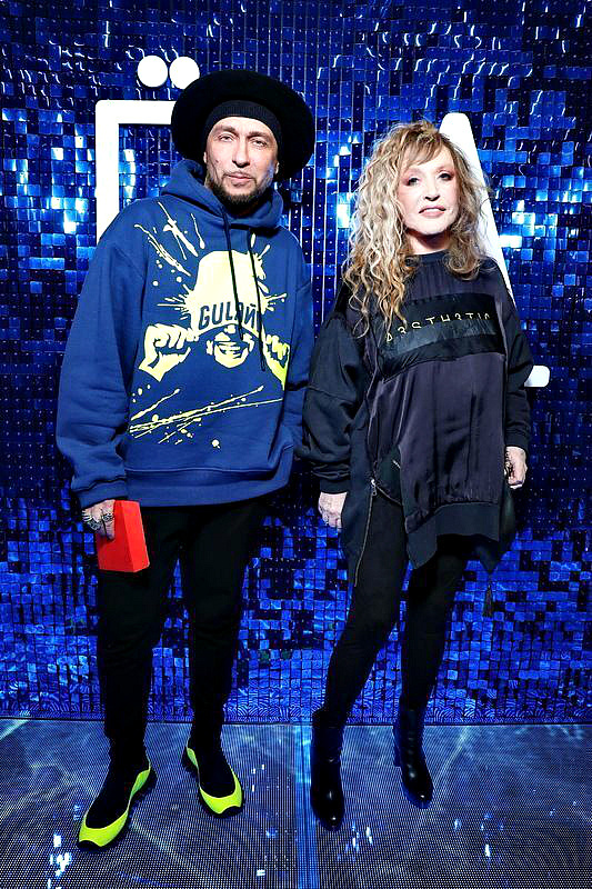 Толстовка, каблуки и лосины - для премьеры Алла выбрала прикид девочки-подростка.