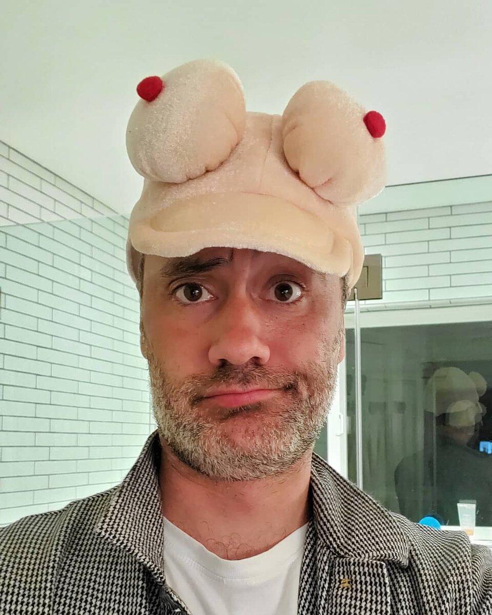 Тайка Вайтити часто приглашают работать, говоря что он умный и ответственный. В перерывах между делами он надевает эту шапку и делает фото.