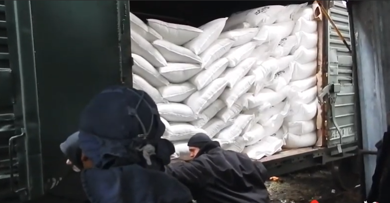 Вот такой вагон, только мешки меньше