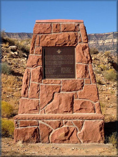 Памятник погибшим на месте аварии грузовика