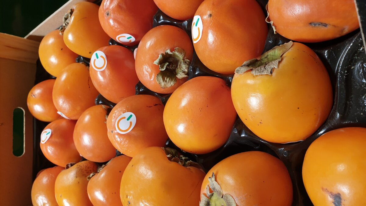 Много в Метро красивых продуктов. Хурма вот как на подбор