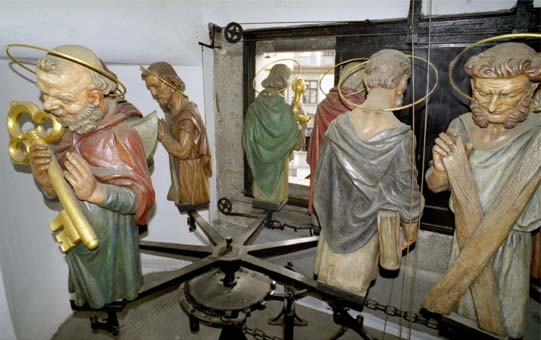 Фигуры апостолов. Взгляд изнутри башни (с сайта orloj.eu)