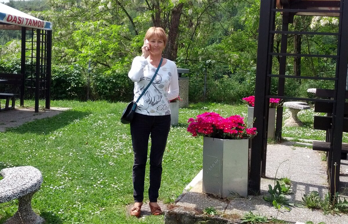 Алло! Галочка, ты сейчас упадешь! Представь себе я купила Айфон.