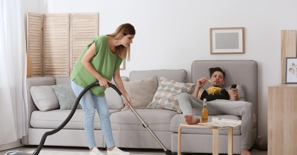 Мало у какой женщины при виде пылесоса в качестве подарка на 8 марта не возникнет в голове фраза "Я женщина, а не посудомойка!"