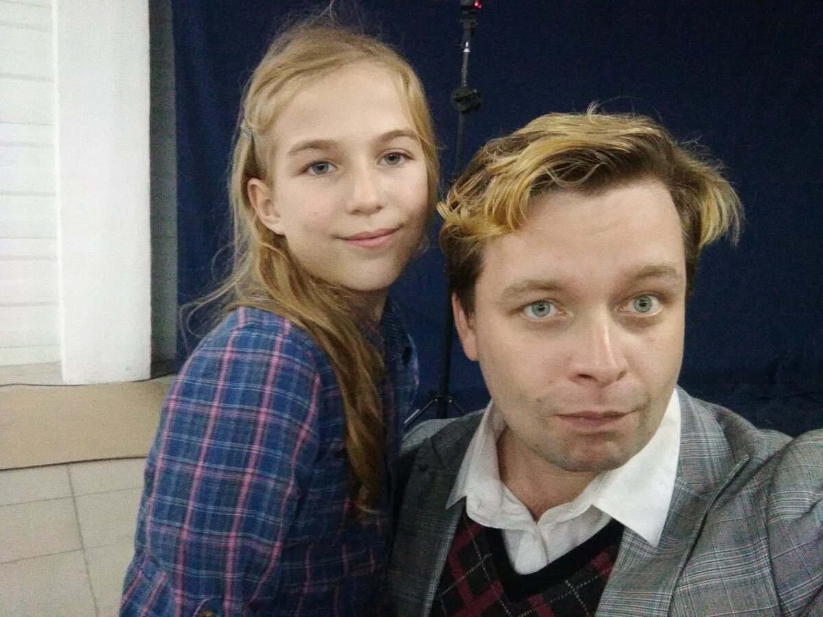 Питер это не памятники и не крейсер Аврора, Питер - это люди. Говоришь "Питер" вспоминаешь Александра Пелевина, Евгения Дмитриева, Святослав Коровин,  Михаила Башакова, Дениса Павлова. Это те люди, которые своим ярким  светом согревают серые замершие улицы Питера и помогают радоваться  жизни. Они напоминают яркое солнце в озябшем зимнем городе. Сейчас о  моем друге и ярком человеке - Александр Пелевин.  Мы познакомились с ним в Донецке на фестивале фантастики. Тогда я не  думала, что мы станем дружить. Для меня написать взрослому известному  человеку - всегда немного страшно, хоть так и не скажешь. Но теперь я  могу сказать, что мы друзья. А своей улыбкой и шутками о замечательном  коте этот не менее замечательный человек немного приближает весну.  Светлую, звонкую и дающую надежды. И хотя, если верить календарю, март  не сегодня, колокольчик капели утверждает обратное. Измученный зимой  город просыпается и в этом есть заслуга Александра 