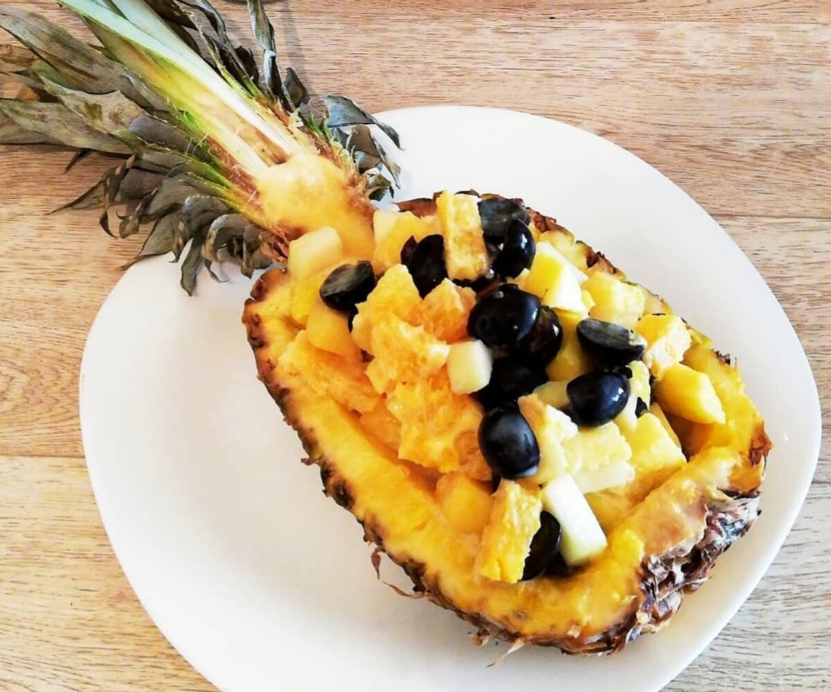 Для такого оформления можно использовать любой салат, в состав которого входит ананас