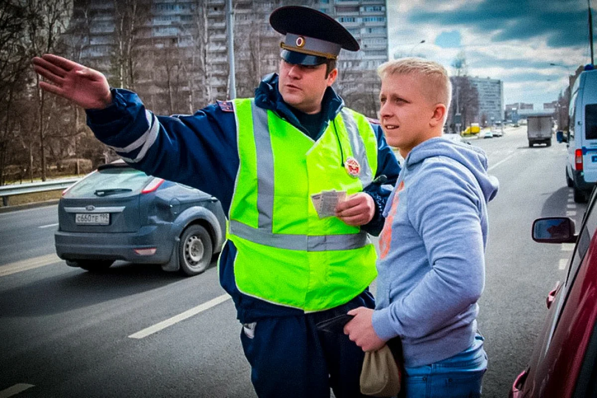 Право сотрудника дпс. Молодой современный гаишник.