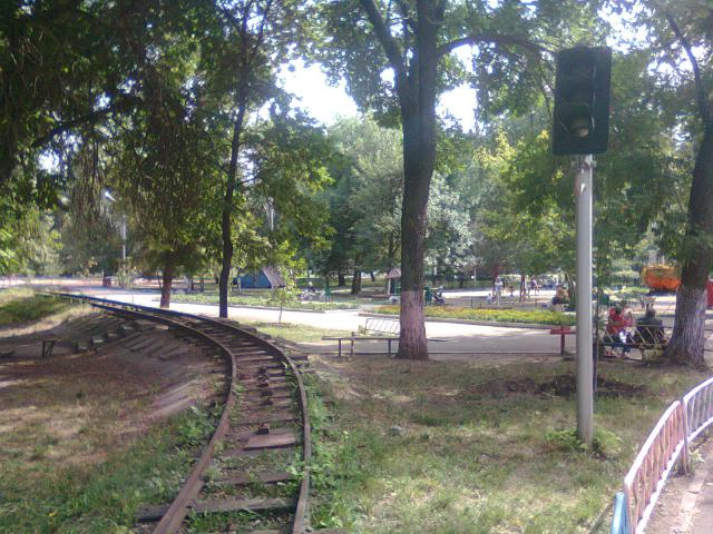 Парк щорса самара. Парк Щорса Самара железная дорога. Луганск парк Щорса детская железная дорога. Парк Щорса Луганск. Железная дорога в парке Щорса.