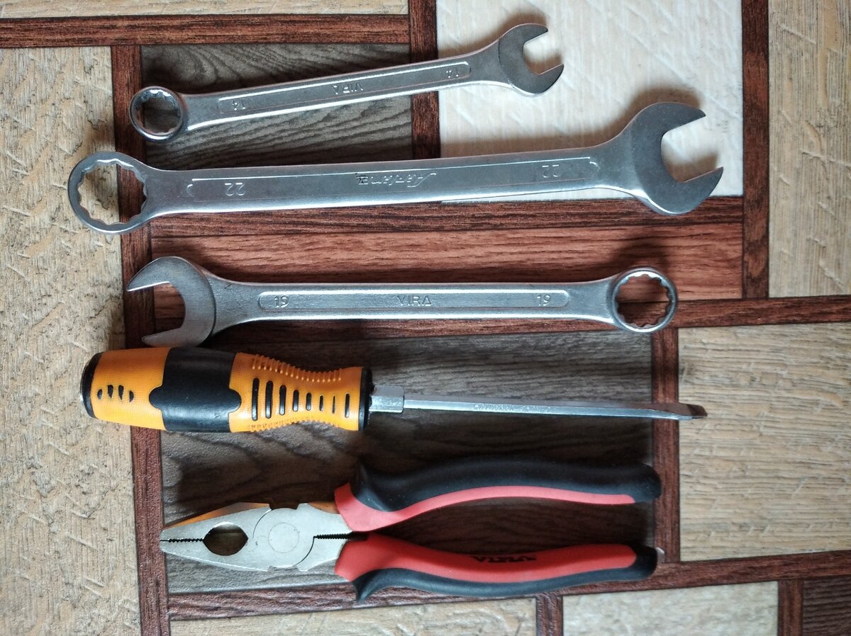 помимо балонника брал несколько других ключей