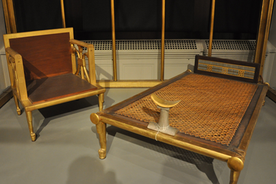 Отреставрированные ложе и стул из тайника царицы Хетепхерес. 