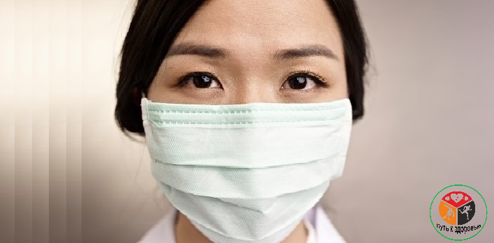 Врач в маске
