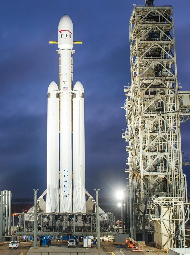 Космическая ракета Falcon Heavy высотой 70 м (Фото: WC / SpaceX)