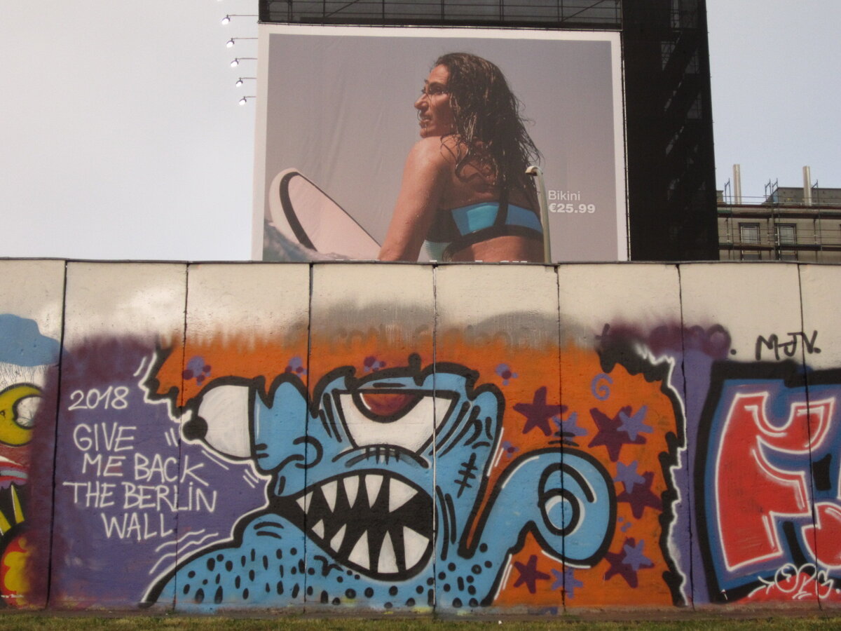 На рисунке призыв вернуть стену