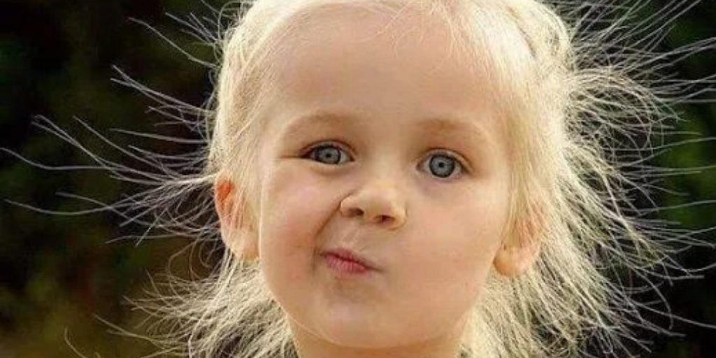 Подергивание ртом, выглядит примерно так.Может еще непроизвольно открываться.