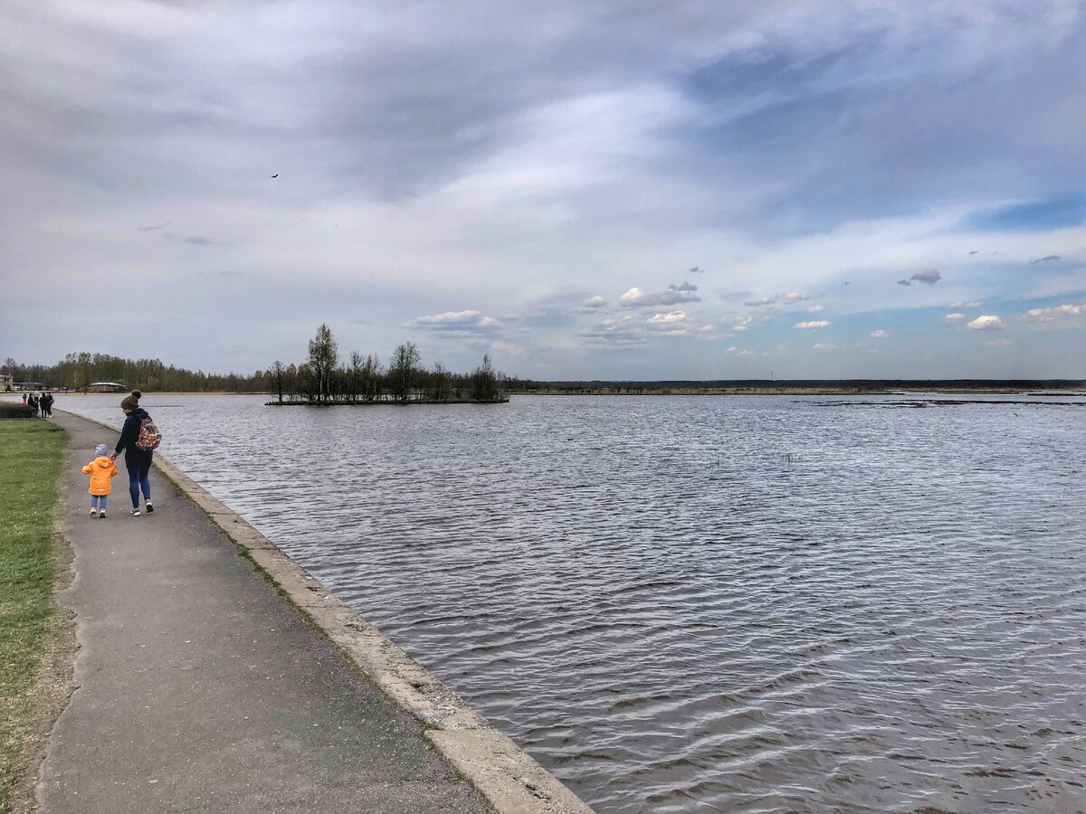 Набережная вдоль Приморского шоссе, недалеко от Санкт-Петербурга