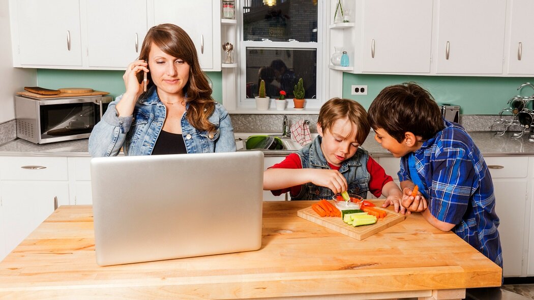 Parents are. Дети мешают. Родители с ребенком довольны работой. Работаю дома с детьми. Родители мешают детям
