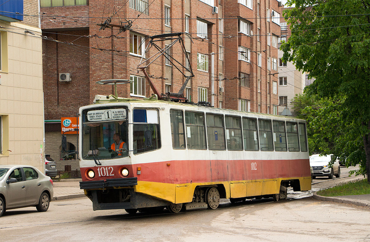 Фото: Артур Янбухтин. Трамвай 71-608КМ следует по маршруту № 1 в сторону Железнодорожного вокзала. На фото он поворачивает с бульвара Ибрагимова на улицу Ленина.