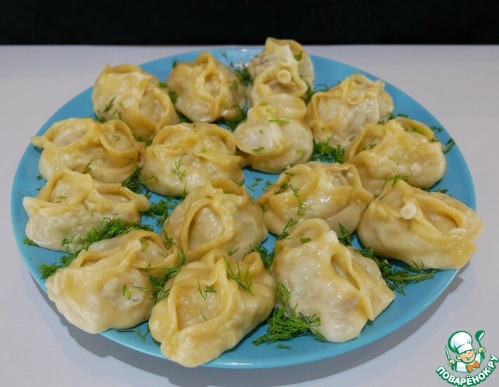 Если у хозяйки есть желание привнести в домашнее меню нотку новизны, то манты с сочной мясной начинкой – это как раз то, что понравится всей семье, особенно ее мужской половине. В рецепте необычный ингредиент который придает сочность блюду!