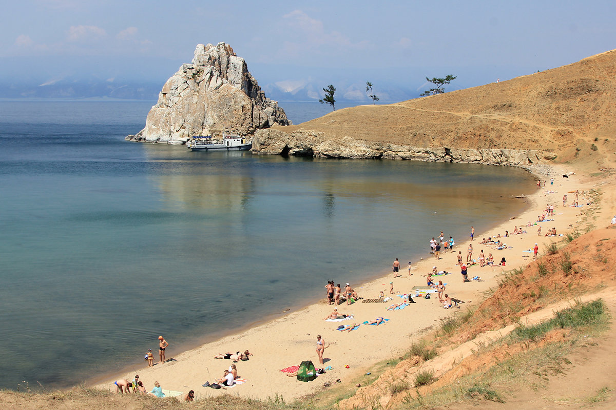 Остров Ольхон на Байкале и скала Шаманка, на острове 9 посёлков (фото chitatravel.ru)