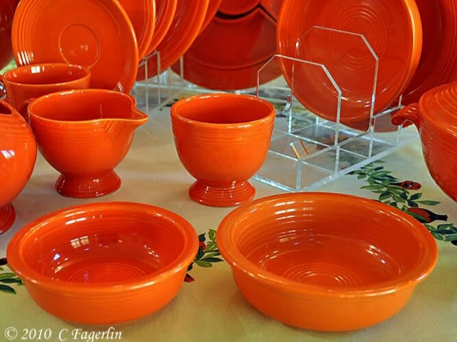 Фотография керамической посуды, покрытой глазурью из уран триоксида