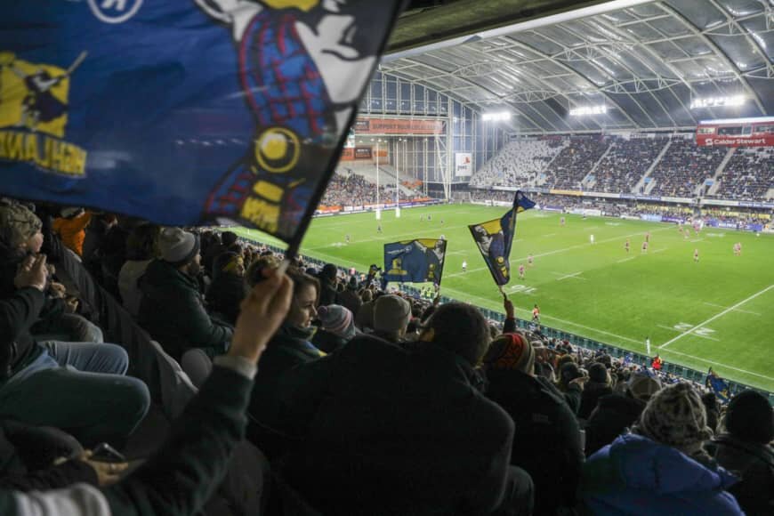 Зрители наблюдают за игрой Super Rugby Aotearoa rugby между горцами и вождями в Данидине, Новая Зеландия, в субботу. 