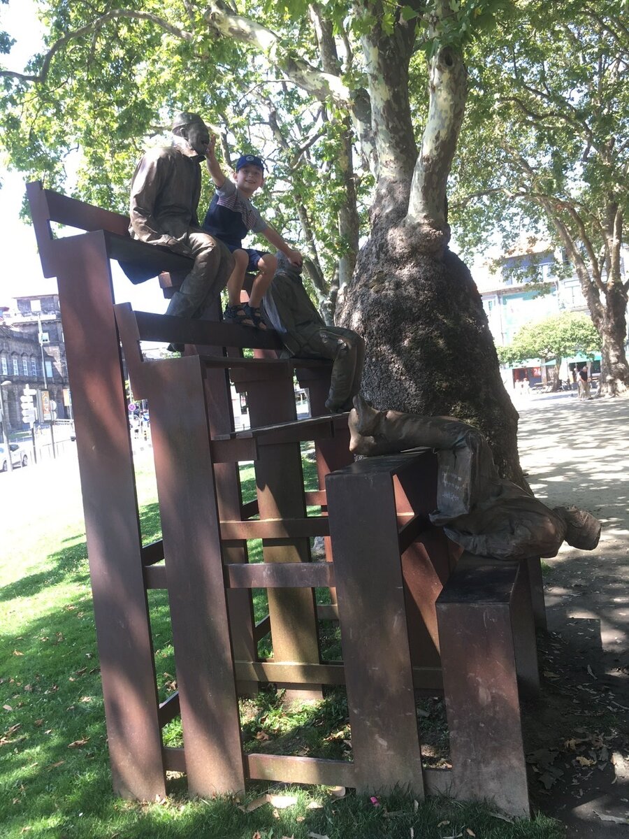 Влад лазает по памятникам в парке «Кордоария», обратите внимание на дерево, там таких целая аллея