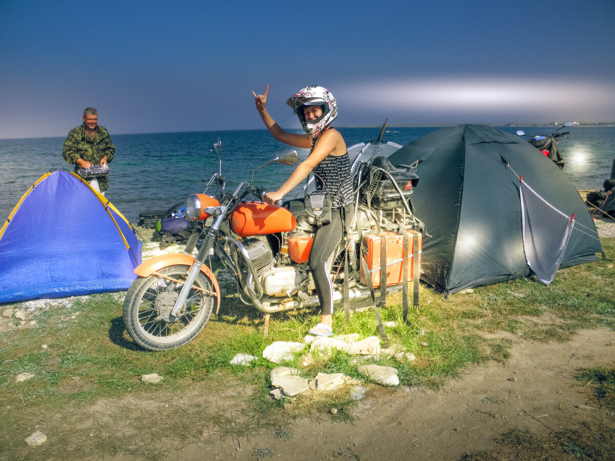 Раритетное фото: Крым, мыс Тарханкут. Не знаю почему, но такая техника вызывает больше желаний "присесть, сфотографироваться", чем многие современные понтовые мотоциклы