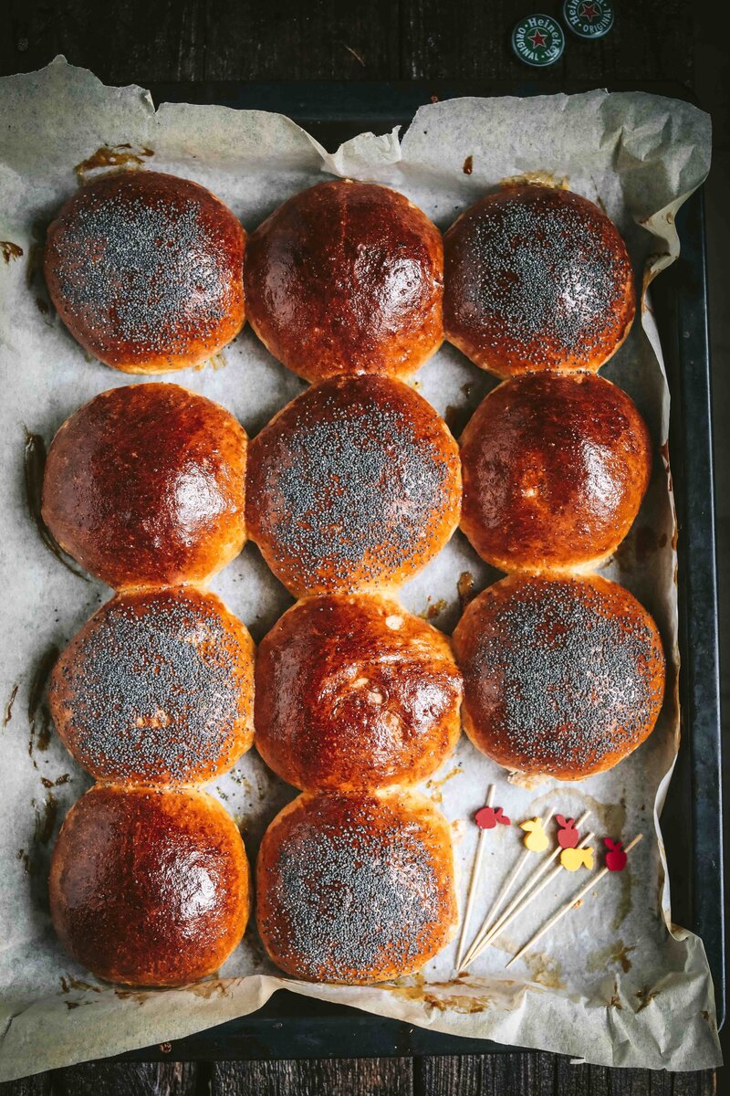 Привет! Ну и жара. В такую погоду не то что готовить, заходить на кухню страшно)) Но я все равно дам вам этот рецепт, чтобы вы его сохранили на будущее, тем более вроде как послезавтра намечается небольшая передышка в виде 20-22 градусов! Признавайтесь, любите бургеры? Я - очень. Причём не только с мясными котлетами, но и с овощными с добавлением самых разных круп. Помню, как-то приготовила мужу котлеты из моркови с чечевицей, так он даже не понял, что они не из мяса. Видимо был очень голодный)) Именно для таких же как и я любителей бургеров мой сегодняшний рецепт загорелых картофельных булочек. Да-да! Вы не ослышались, эти булочки действительно в своей основе имеют самое простое картофельное пюре. Именно картофель в тесте придаёт булкам для бургеров ту самую упругость, а самое главное не даёт быстро зачерстветь. Многие спрашивают у меня, почему у вас многие булки имеют такой средиземноморский загар))) отвечаю - я люблю смазывать взбитым желтком. 