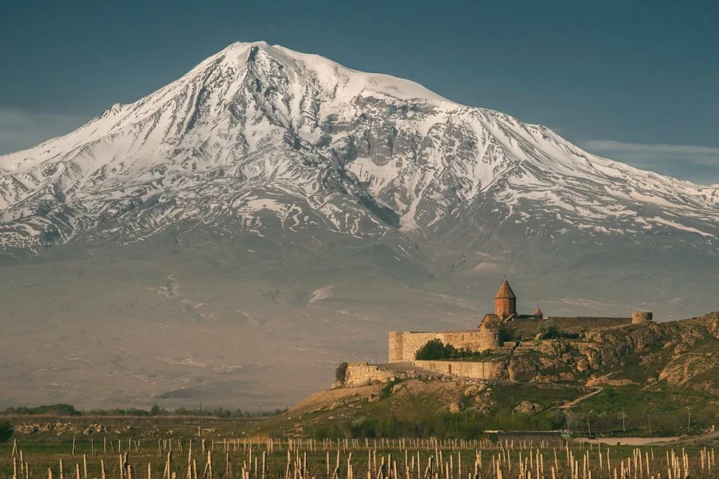 Гора Арарат и хор Вирап. Хор Вирап Армения. Монастырь хор Вирап в Армении. Гора Арарат и Масис. Арарат находится в армении