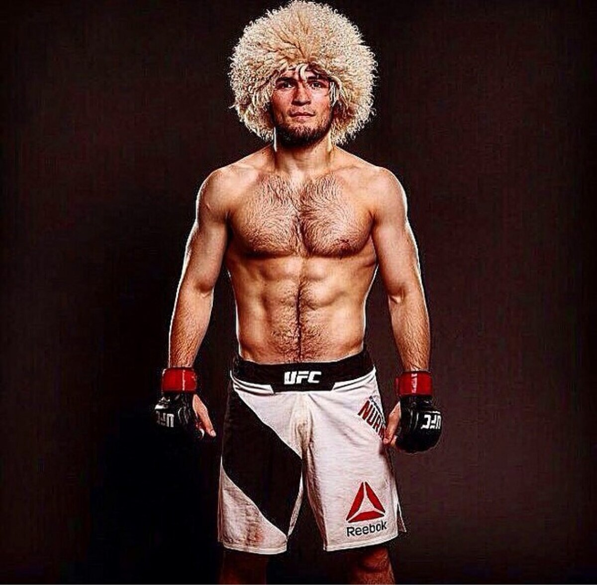 Это Хабиб Нурмагомедов в шортах, полностью закрывающих аврат